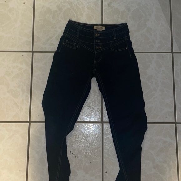 Low rise jeans, 2000s style - Picture 2 of 4